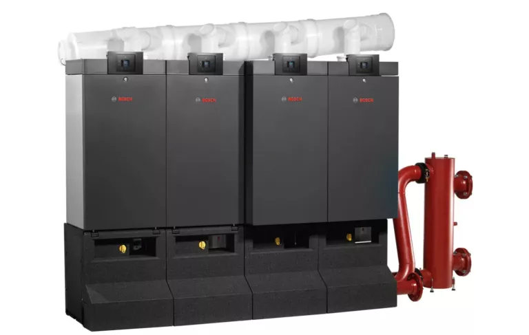 Een cascade van twee Condens 7000 WP-toestellen is binnen 21 minuten gemonteerd met de nieuwe plug & play cascadesets.